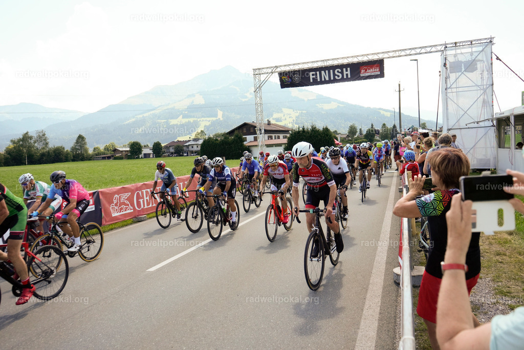 503_20230817_Bewerb_Maenner_Muehlanger | AUT - OESTERREICH, 2023-08-16: SPORT RENNRAD-FAHREN - 55. INTERNATIONALER RADWELTPOKAL IN ST. JOHANN IN TIROL  - Vintage-Radrennen mit WM-Bronze-Medaillen-Siegerin Christina Schweinberger, den Teilnehmer und Alexander Baumann (vom Orginastions-Team) - TAG 2 BEWERB MAENNER IN SECHS GRUPPEN  ; Foto: Roland Muehlanger