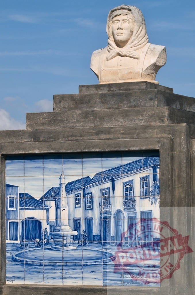 Portuguese woman bust with Ferragudo azulejo panel | Woman bust monument with a traditional Portuguese village scene depicted in azulejos - Realisiert mit Pictrs.com