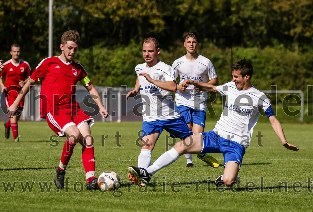 2023-08-19_015_SG_Markt_Schwaben_II_gegen_TSV_Ottobrunn_III | Markt Schwaben, Deutschland, 19.08.2023:
Fußball, C-Klasse 2023 / 2024, 1. Spieltag, (SG) Markt Schwaben II gegen TSV Ottobrunn III, Endergebnis: 0:4

Marcel Götz (SG Markt Schwaben, #14), Moritz Wagner (TSV Ottobrunn, #8), Sebastian Cleve (TSV Ottobrunn, #4)

Foto: Christian Riedel / fotografie-riedel.net