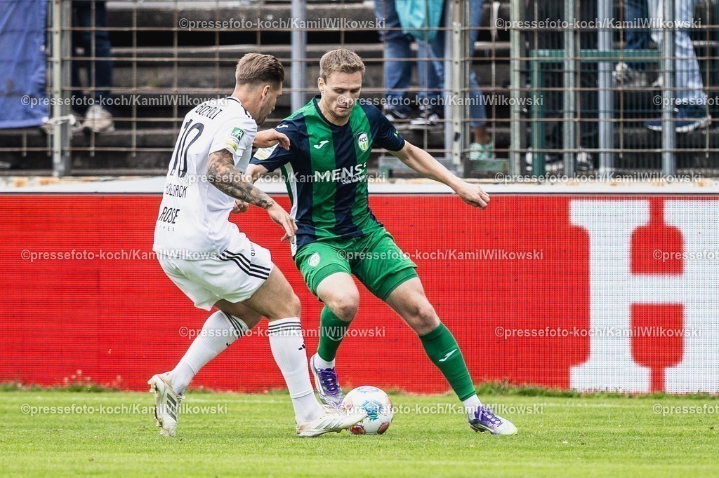 xKWI02082501030 | 02.08.2025, xkwix, Fußball, Regionalliga West, FC Gütersloh - 1. FC Bocholt, Ohlendorf Stadion im Heidewald: Jan Holldack (1.FC Bocholt #10) im Zweikampf gegen Jan-Lukas Liehr ( FC Gütersloh #7 )