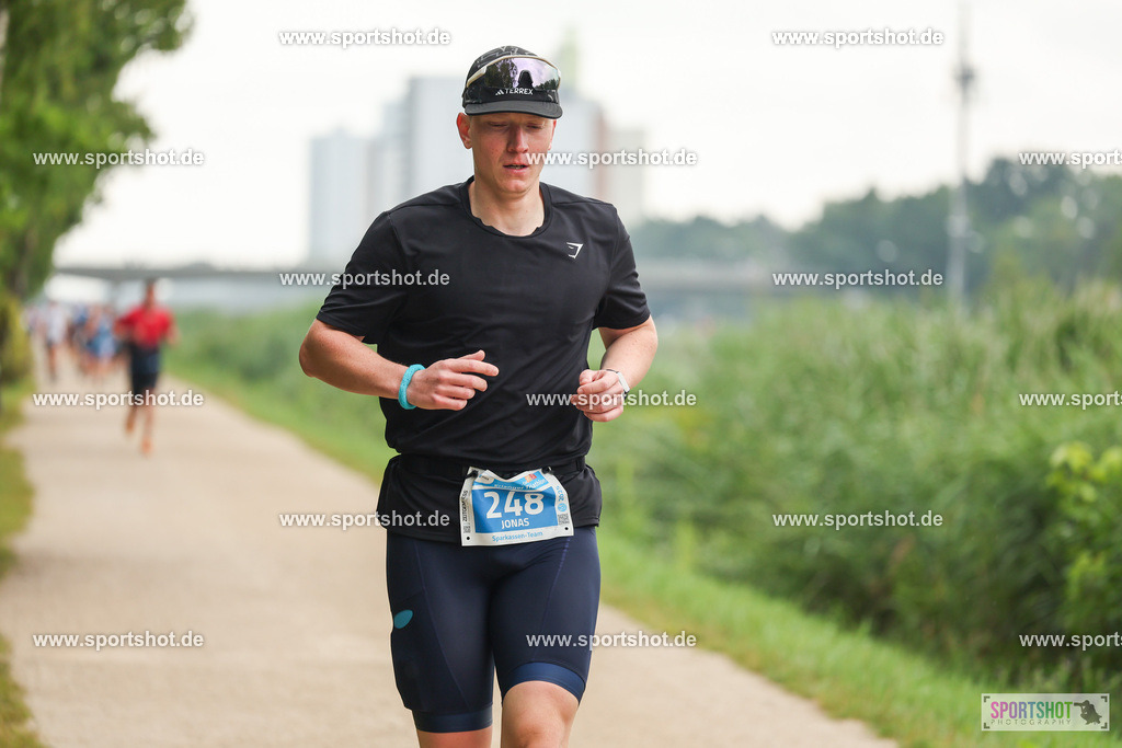 LUR_1901 | 34. M-net Erlanger Triathlon 2025 #erlangertriathlon  #mnettriathlon2025 #mnettriathlon #team #olympischedistanz #mitteldistanz #triathlon #maindonaukanal  #erlangertriathlon2025 #yourpictrs #tv1848 #tv1848erlangen  #triathlonbayern #sportinerlangen #demsportverbunden #sportshot_your_pictrs Copyright: www.sportshot.de