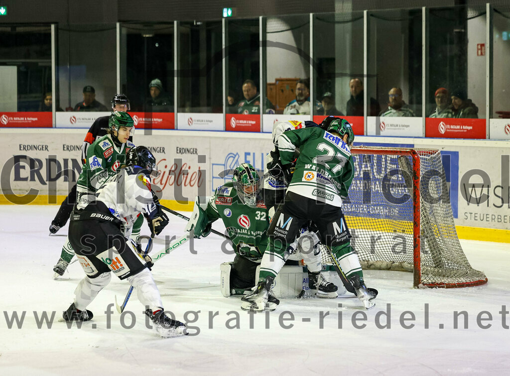 2024-01-26_062_TSV_Erding_gegen_HC_Landsberg | Erding, Deutschland, 26.01.2024:
Eishockey, Bayernliga Vorrunde 2023 / 2024, 28. Spieltag, TSV Erding gegen HC Landsberg, Endergebnis: 6:2

Torwart Dimitri Pätzold (Erding Gladiators, #32), Korbinian Benz (HC Landsberg, #8), Mark Waldhausen (Erding Gladiators, #27)

Foto: Christian Riedel / fotografie-riedel.net