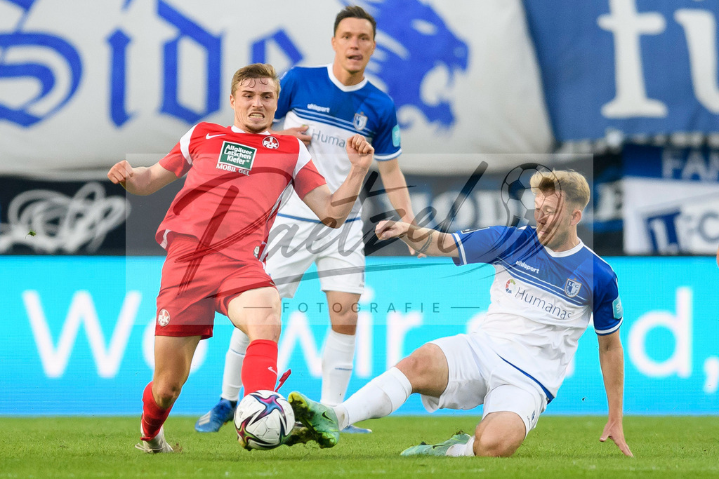 FCMFCK20210904_204 | Fussball, Herren: Elias Huth (1. FC Kaiserslautern) und Connor Krempicki (1. FC Magdeburg) im Zweikampf beim Spiel der 3. Liga zwischen 1. FC Magdeburg und 1. FC Kaiserslautern in der MDCC-Arena am 04.09.2021 in Magdeburg, Deutschland.DFB / DFL REGULATIONS PROHIBIT ANY USE OF PHOTOGRAPHS AS IMAGE SEQUENCES AND/OR QUASI-VIDEO. - Realisiert mit Pictrs.com