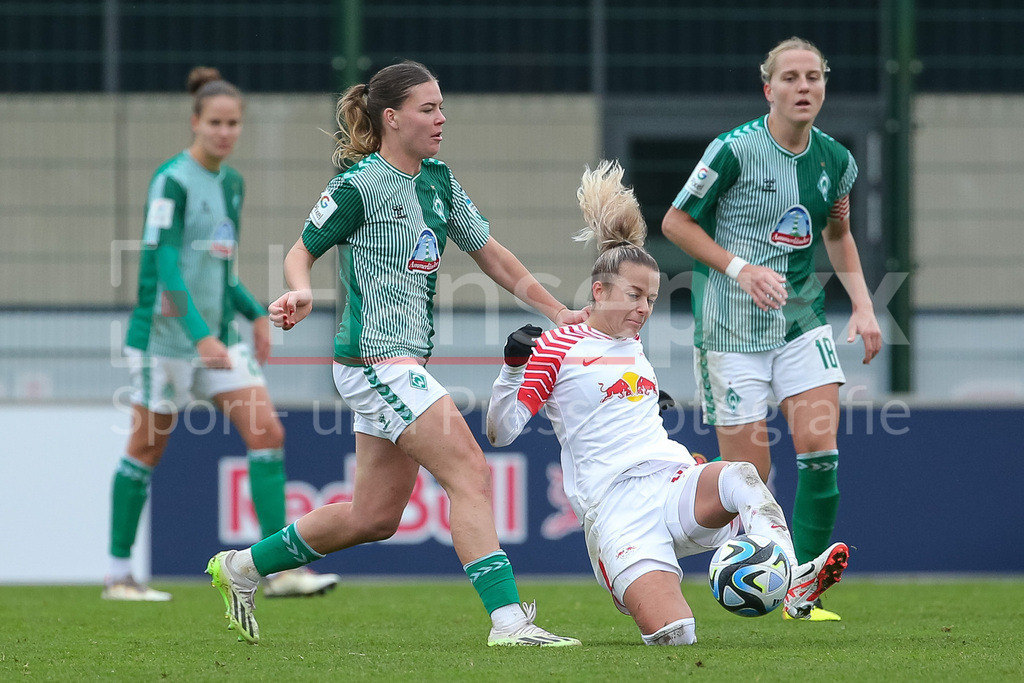 Fussball, Google Pixel Frauen-Bundesliga, RB Leipzig - SV Werder Bremen | v.li.: Juliane Wirtz (SV Werder Bremen, 28) und Jenny Hipp (RB Leipzig, 19) im Zweikampf, Duell, Dynamik, Aktion, Action, Spielszene, DIE DFB-RICHTLINIEN UNTERSAGEN JEGLICHE NUTZUNG VON FOTOS ALS SEQUENZBILDER UND/ODER VIDEOÄHNLICHE FOTOSTRECKEN. DFB REGULATIONS PROHIBIT ANY USE OF PHOTOGRAPHS AS IMAGE SEQUENCES AND/OR QUASI-VIDEO.