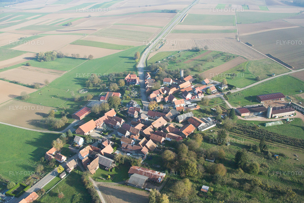 Vue aérienne: Vue de la ville à Kuhlendorf dans le département Bas Rhin, France. Photo: IMG_075607.jpg prise le 01/11/2014 par Werner Riehm/FLY-FOTO.eu – Résolution de l'original: 4949 x 3300 px