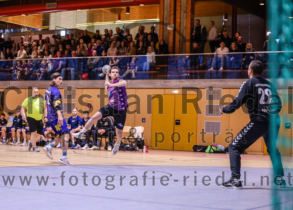 2024-12-14_050_SpVgg_Altenerding_gegen_MTV_Pfaffenhofen | Erding, Deutschland, 14.12.2024:Handball, Bezirksoberliga Männer 2024 / 2025, 10. Spieltag, SpVgg Altenerding gegen MTV Pfaffenhofen, Endergebnis: 32:30Joseph Wyhnalek (SpVgg Altenerding, #2), Tobias Hartmair (MTV Pfaffenhofen, #28)Foto: Christian Riedel / fotografie-riedel.net