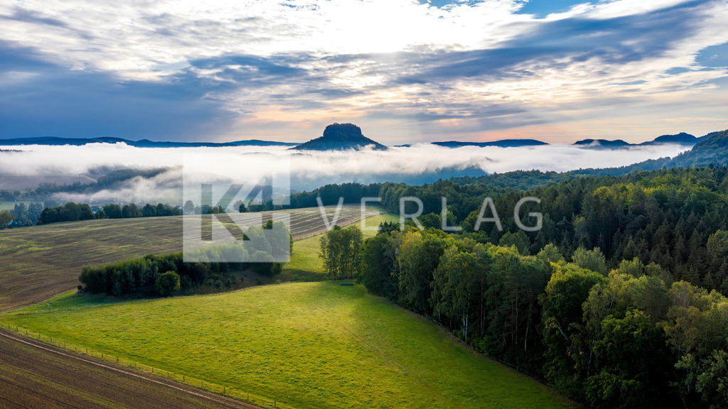 Wandbild-Panorama-Lilienstein-Luftbild-DJI_0883 | Lilienstein im Nebel– Luftbild über der Sächsischen Schweiz im Elbsandsteingebirge - Realisiert mit Pictrs.com
