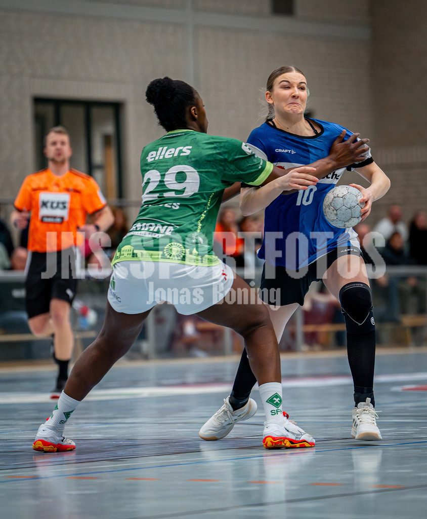 Handball I Frauen I Saison 2025-2026 I 3. Liga Staffel Nord I 10. Spieltag I SC SFN Vechta - HSG Blomberg-Lippe II I 0130 | Edna Estevens (29, SC SFN Vechta) verteidigt Meggan Rusko (10, HSG Blomberg-Lippe II) - Realisiert mit Pictrs.com
