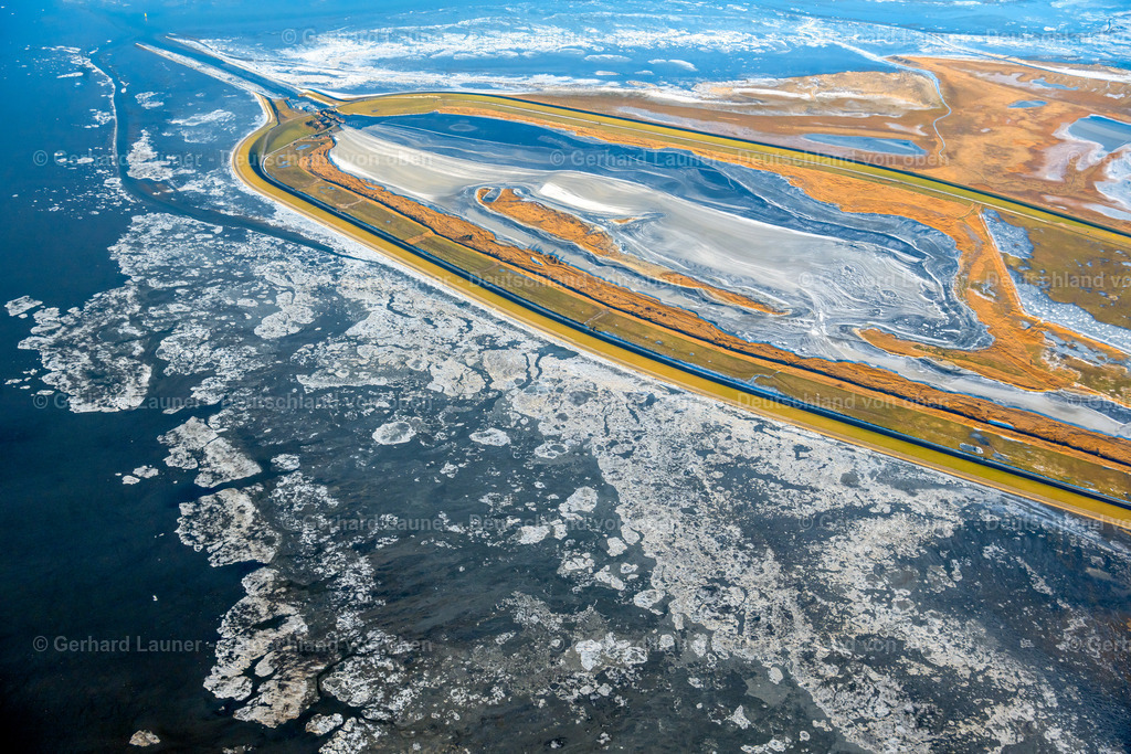 4044089 | Naturschutzgebiet Leyhörner Sieltief KRUMMHöRN 13.02.2021 Winterlich schneebedeckte Rückhaltebecken und Wasserspeicher " Speicherbecken Leyhörn " in Krummhörn im Bundesland Niedersachsen, Deutschland. // Wintry snowy retention basin and water storage Leyhoern in Krummhoern in the state Lower Saxony, Germany. Foto: Gerhard Launer