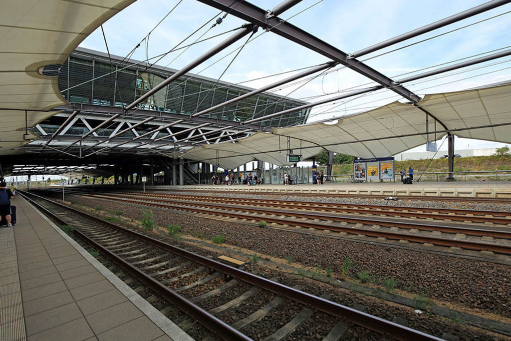 Foto: Leipzig - Flughafen Leipzig-Halle | Das Team hinter BILDLEXIKON LEIPZIG bündelt historische wie aktuelle Informationen über die Stadt Leipzig in Text und Bild auf einer Plattform und stellt diese der interessierten Öffentlichkeit zur Verfügung.