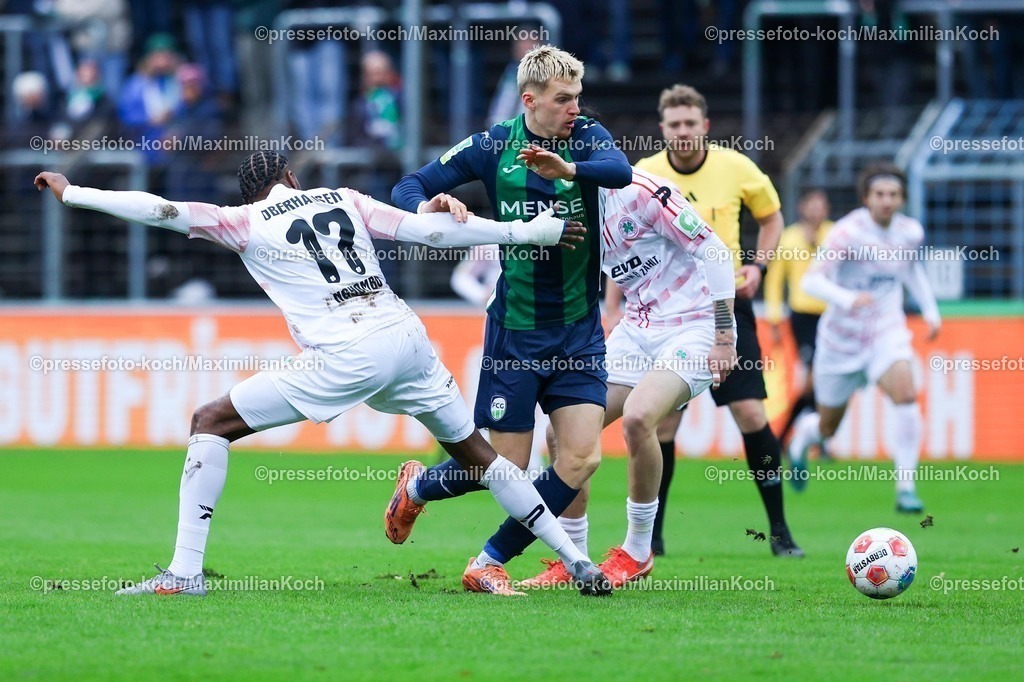 xKWIx06122501009 | 06.12.2025, xKWIx, Fußball, Regionalliga West, FC Gütersloh - RW Oberhausen, Ohlendorf Stadion im Heidewald: Luis Frieling (FC Gütersloh #21) im Zweikampf gegen Matona-Glody Ngyombo (Rot-Weiß Oberhausen #17) Photo: xKamilxWilkowskixPressefotoKochx
