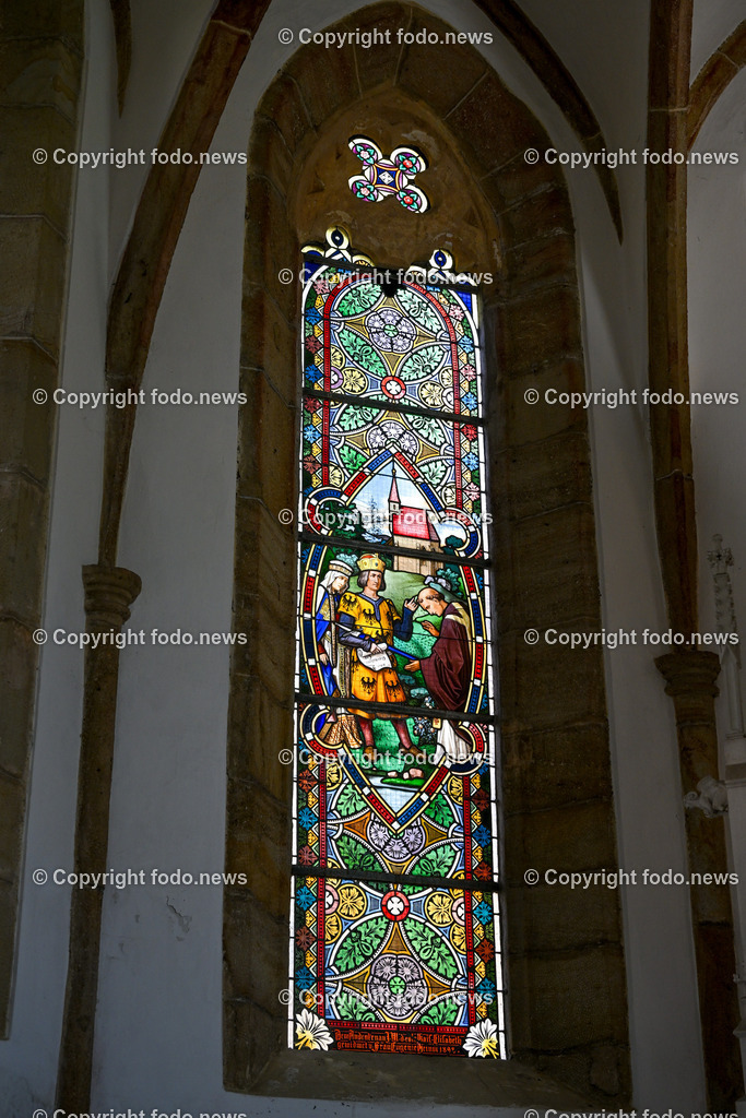 Mauthausen_ Schloss Pragstein_ 25.07.2023-24 | 25.07.2023, Mauthausen, AUT, Schloss Pragstein, im Bild Glasfenster in der Heinrichskirche