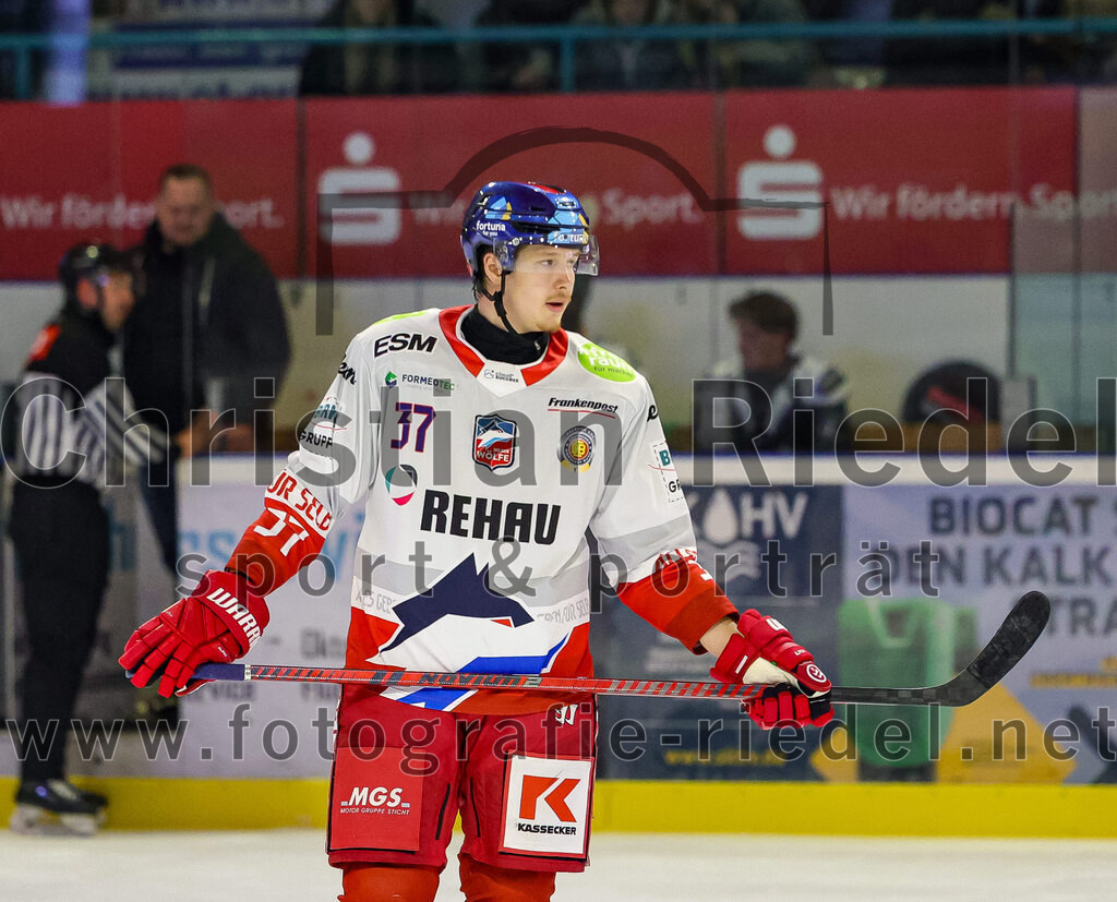 2025-11-16_154_TSV_Erding_gegen_Selber_Woelfe | Erding, Deutschland, 16.11.2025:Eishockey, Oberliga Süd 2025 / 2026, 17. Spieltag, TSV Erding gegen Selber Wölfe, Endergebnis: 3:1Thomas Gauch (Selber Wölfe, #37)Foto: Christian Riedel / fotografie-riedel.net