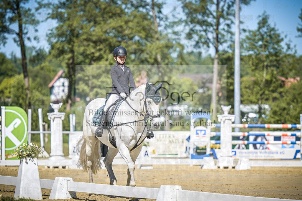 DOS_7920 | Entdecke hochwertige Reitturnierfotos von Foto Oger. Professionell, emotional und authentisch – jetzt Lieblingsmomente im Shop bestellen.Deutschlandweite Turnierfotografie. - Realisiert mit Pictrs.com