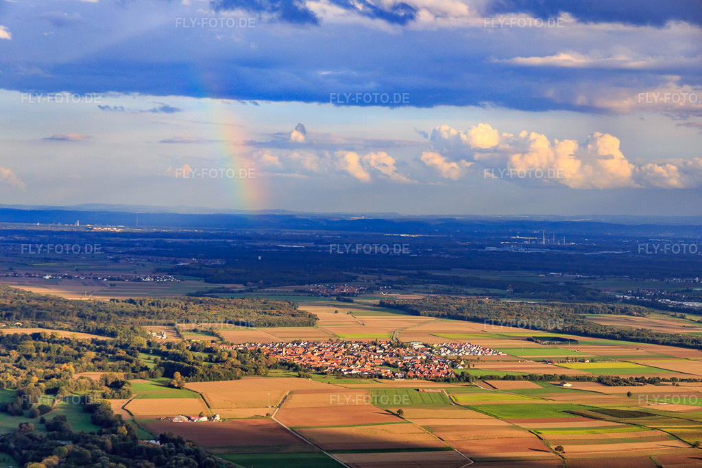 Luftbild: Regenbogen über dem Dorf von Westen in Steinweiler im Bundesland Rheinland-Pfalz in Deutschland. Foto: IMG_074626.jpg vom 14.10.2014 durch Werner Riehm/FLY-FOTO.de