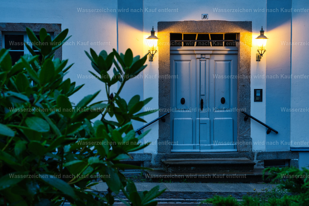 Herrnhut - historisches Portal - Comeniusstraße | Herrnhut ist eine Stadt im sächsischen Landkreis Görlitz in der Oberlausitz. Zentral zwischen den Städten Löbau und Zittau gelegen, ist sie als Gründungsort der Herrnhuter Brüdergemeine, durch die Produktion der Herrnhuter Sterne und internationale Missionsarbeit bekannt. - Realisiert mit Pictrs.com