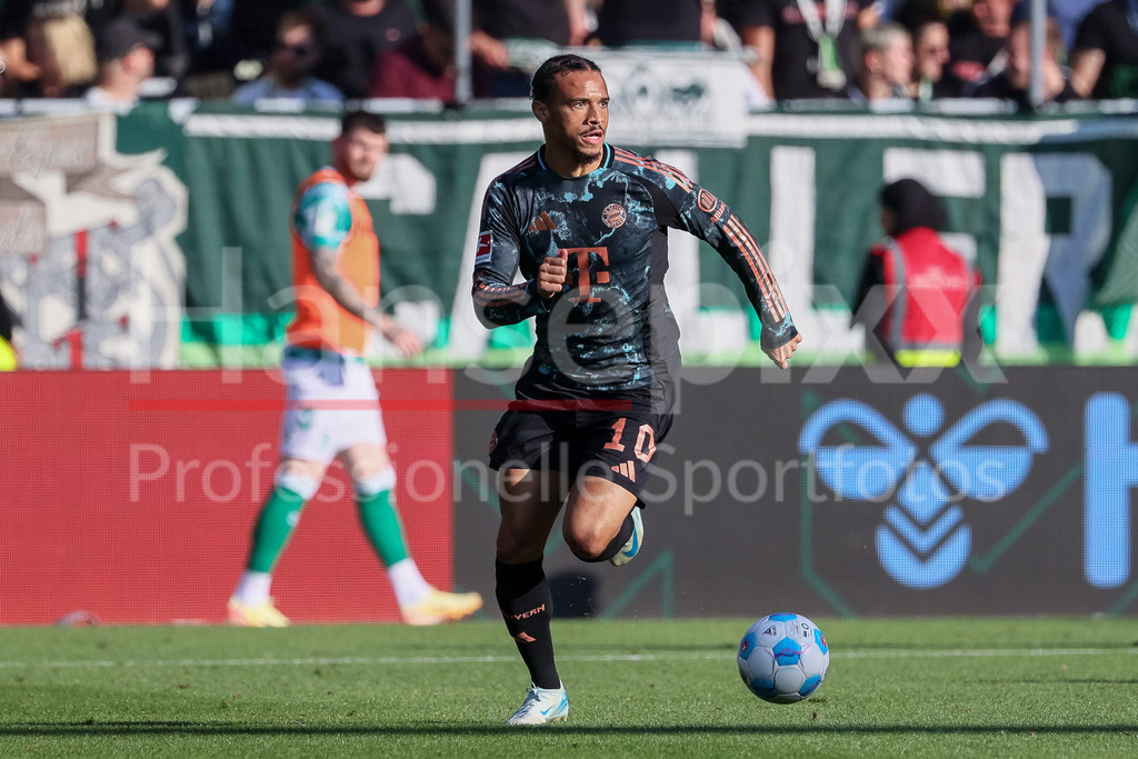 Fussball, Bundesliga, SV Werder Bremen - FC Bayern München | v.li.: Leroy Sane (FC Bayern München, 10) am Ball, Freisteller, Einzelbild, Ganzkörper, Aktion, Action, Spielszene, DIE DFL-RICHTLINIEN UNTERSAGEN JEGLICHE NUTZUNG VON FOTOS ALS SEQUENZBILDER UND/ODER VIDEOÄHNLICHE FOTOSTRECKEN. DFL REGULATIONS PROHIBIT ANY USE OF PHOTOGRAPHS AS IMAGE SEQUENCES AND/OR QUASI-VIDEO.