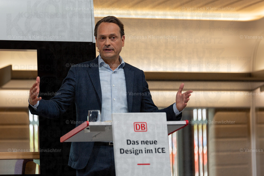 Deutsche Bahn stellt neues ICE-Design vor | Porträt von DB-Fernverkehrschef Dr. Michael Peterson am Redepult vorm ICE-Modell.

Berlin, 18.05.2022: In der STATION stellt die Deutsche Bahn ihr neues ICE-Design mit einem begehbaren Modell vor. Neuerungen sind etwa das Material der Sitze und die Ergänzung einer Tablethalterung. Ende 2023 sollen die ersten ICEs mit dem neuen Design auf die Schiene kommen. - Realisiert mit Pictrs.com