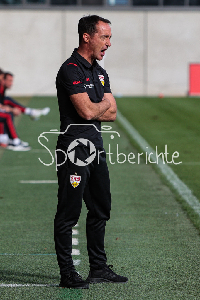 FC Bayern Muenchen U19 - VfB Stuttgart U19 | Vfb Trainer Nico WILLIG in Aktion