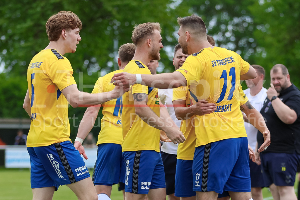 Fussball, Aufstiegsrunde Regionalliga Nord, SV Todesfelde - Blumenthaler SV | Spieler von SV Todesfelde mit Torjubel, Jubel, jubeln, jubelt, optimistisch, Spielszene, Highlight, Freude über das Tor zum 1:0