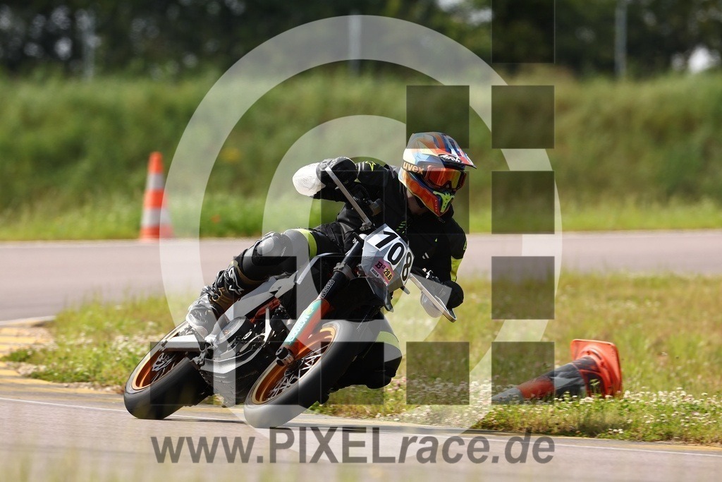 0108-20240629_00875 | Schöne Erinnerungen an spannende Momente - das festzuhalten ist unser Job. PIXELrace.de ist seit 2003 auf den Rennstrecken Europas unterwegs um die Action draußen beim Fahren und die wunderbare Stimmung imm Fahrerlager für euch einzufangen.