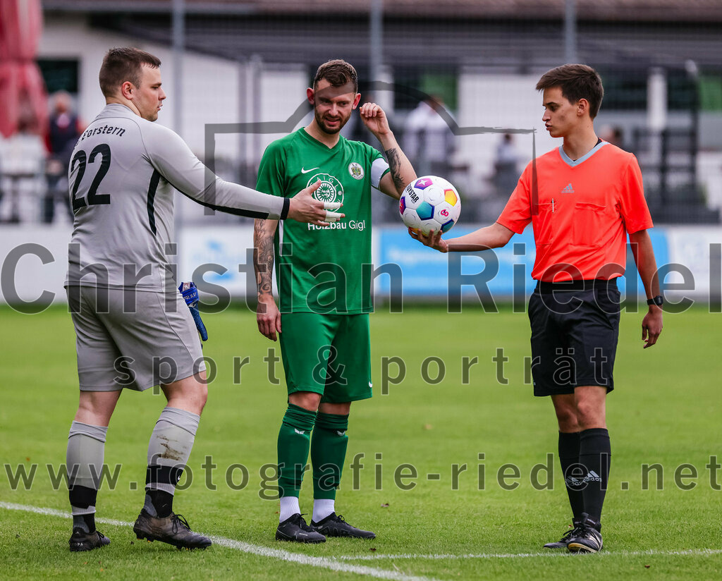 2023-08-04_003_FC_Forstern_gegen_FC_Langengeisling_II | Forstern, Deutschland, 04.08.2023:
Fußball, Kreisklasse 2023 / 2024, 1. Spieltag, FC Forstern gegen FC Langengeisling II, Endergebnis: 2:1

Torwart Kilian Schaufler (FC Forstern, #22), Andreas Ullmann (FC Forstern, #11), Schiedsrichter Paul Görner

Foto: Christian Riedel / fotografie-riedel.net