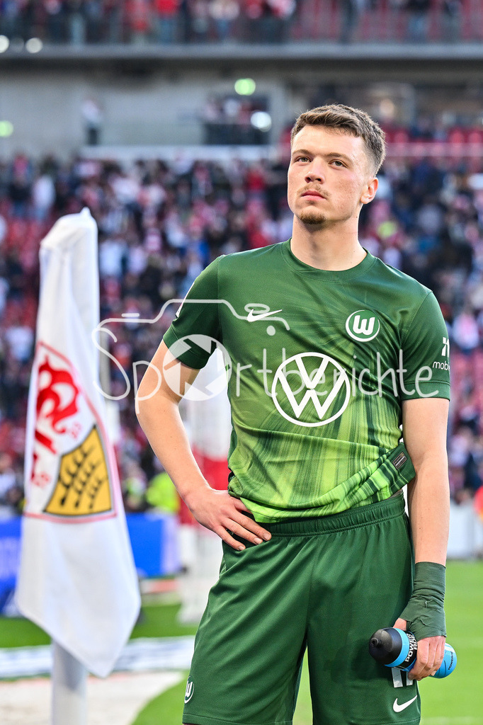VfB Stuttgart - VfL Wolfsburg | STUTTGART, DEUTSCHLAND - 01. MÄRZ: hängende Köpfe und enttäuschte Gesichter bei den Wolfsburgern nach dem Bundesligamatch zwischen dem VfB Stuttgart und dem VfL Wolfsburg am 24. Spieltag in der MHP-Arena / DFL REGULATIONS PROHIBIT ANY USE OF PHOTOGRAPHS AS IMAGE SEQUENCES AND/OR QUASI-VIDEO / Niederlage / Dzenan PEJCINOVIC (VfL Wolfsburg 17)