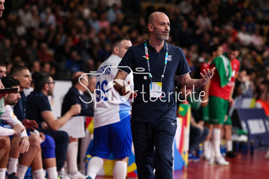 Portugal - Griechenland | Griechenlands Trainer Georgios ZARVINAS in Aktion / Freisteller / Einzelfoto