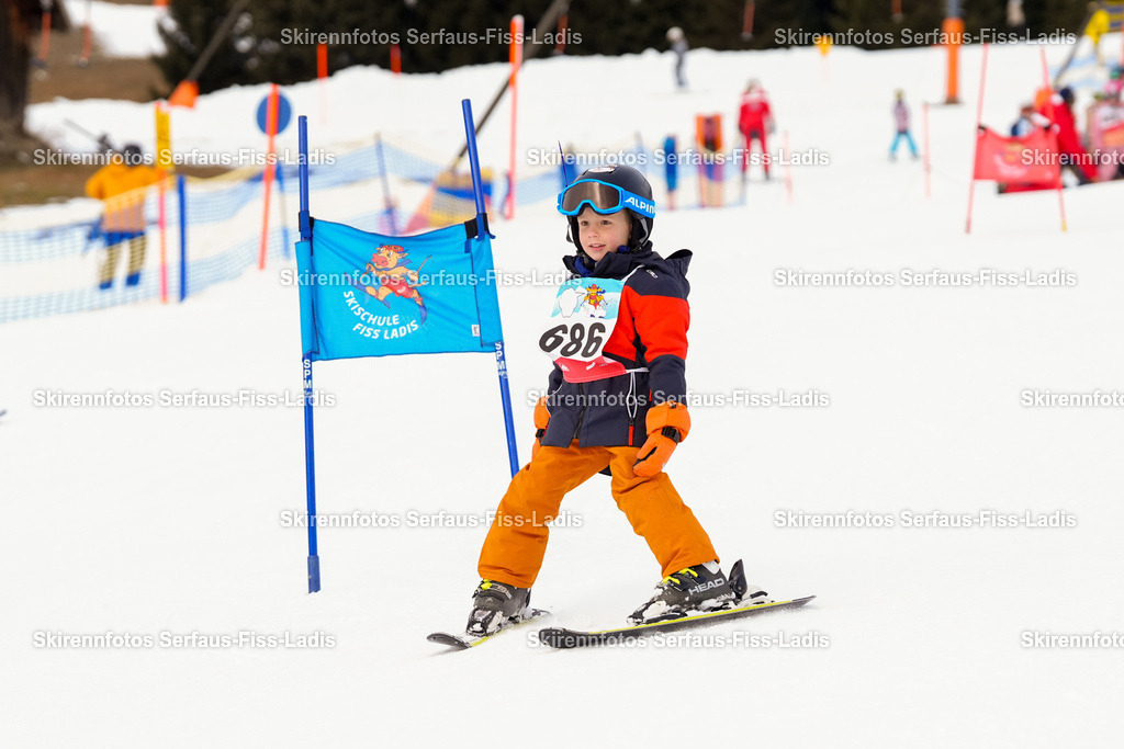 SRF_02.01.2026_0336 | Skirennfotos,Serfaus,Fiss,Ladis,Kinderskirennen,Winter,Tirol,Oberland,skirace,SFL,feelfree,weil wir's genießen,ski,Ski,skifahren,Sonnenplateau, - Realisiert mit Pictrs.com