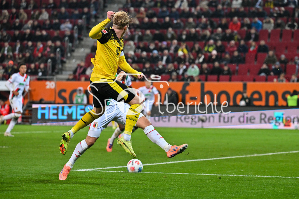 FC Augsburg - Borussia Dortmund | AUGSBURG, GERMANY - Julian BRANDT (Borussia Dortmund 10) against Keven SCHLOTTERBECK (FC Augsburg 31) during the bundesliga match between FC Augsburg vs. Borussia Dortmund on matchday 9 at WWK Arena on October 31, 2025 in Augsburg, Germany / DFL REGULATIONS PROHIBIT ANY USE OF PHOTOGRAPHS AS IMAGE SEQUENCES AND/OR QUASI-VIDEO