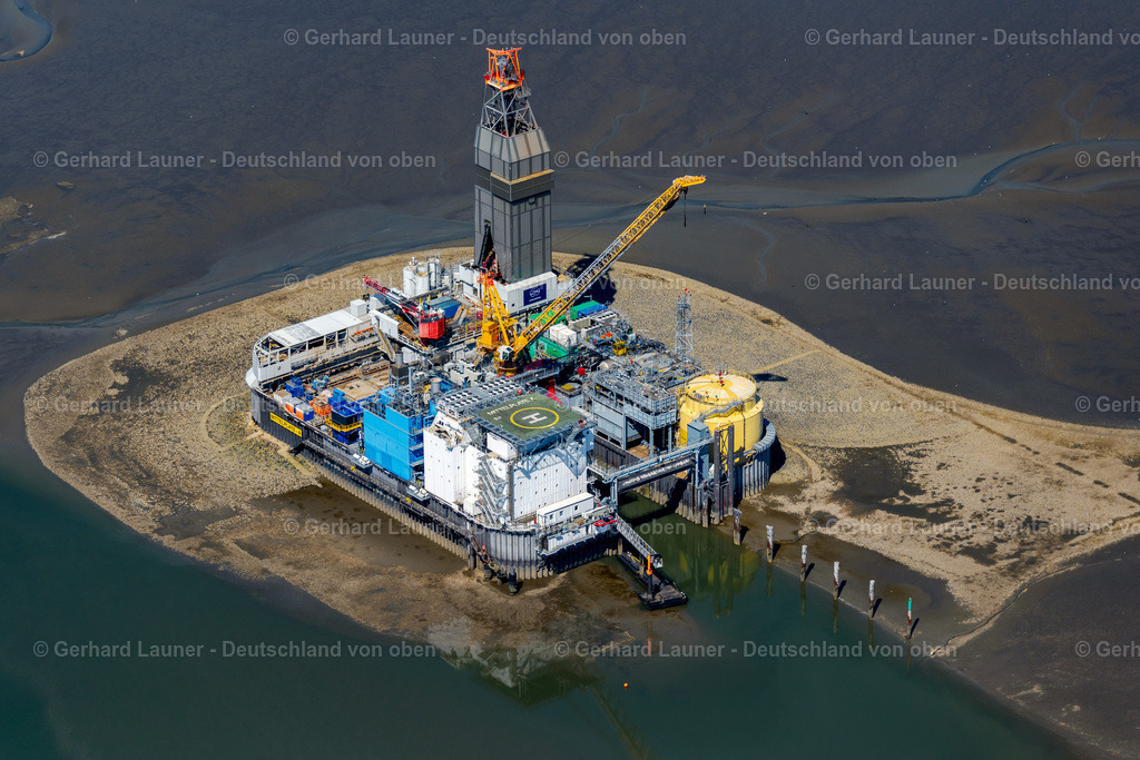 4037309 | DITHMARSCHEN 2020 Blick auf das Ölfeld Mittelplate mit der gleichnamigen Bohr- und Förderinsel Mittelplate A der RWE und der Wintershall Holding GmbH in der Nordsee im Bundesland Schleswig-Holstein.