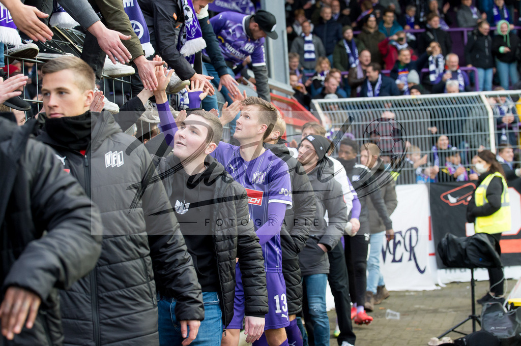 OSNTSV20211106_187 | Fussball, Herren: . Spieler vom VfL Osnabrueck schauen bei dem Spiel der 3. Liga zwischen VfL Osnabrueck und TSV 1860 Muenchen im Stadion an der Bremer Bruecke am 06.11.2021 in Osnanbrueck, Deutschland.DFB / DFL REGULATIONS PROHIBIT ANY USE OF PHOTOGRAPHS AS IMAGE SEQUENCES AND/OR QUASI-VIDEO. - Realisiert mit Pictrs.com