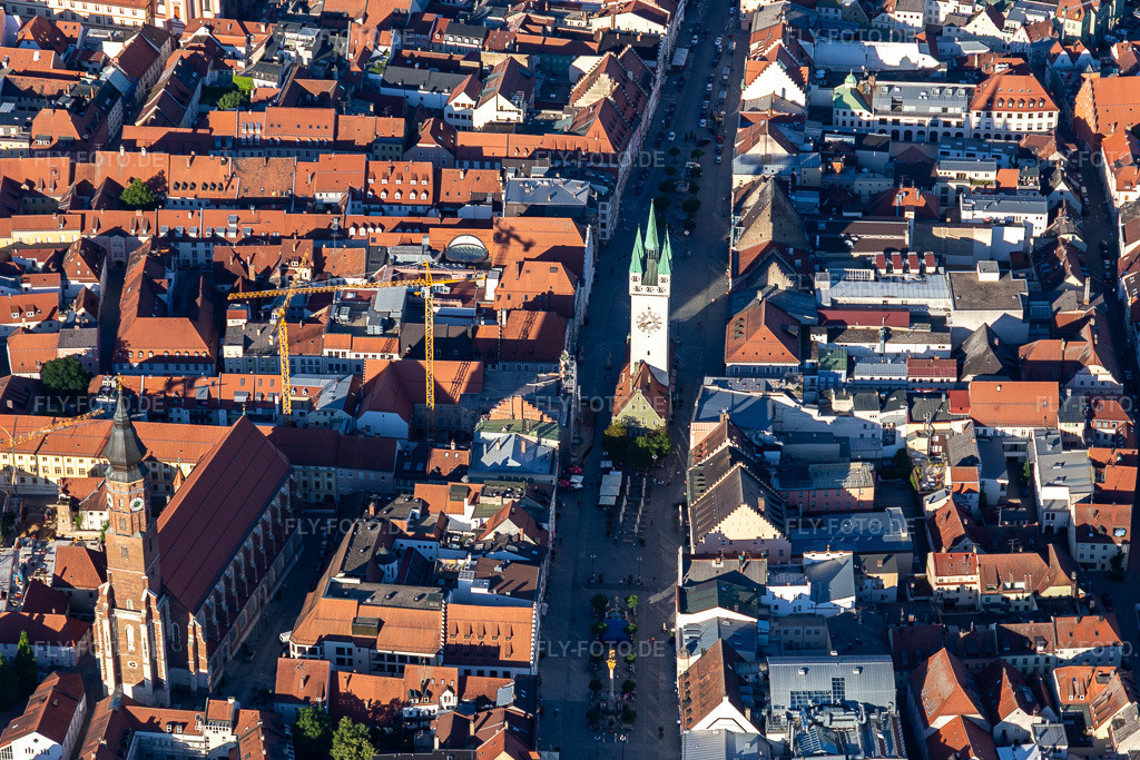 Luftbild: Historische Altstadt mit Stadtturm Straubing auf dem Theresienplatz in Straubing im Bundesland Bayern in Deutschland. – Foto: IMG_133207.jpg vom 03.07.2022 durch Werner Riehm/FLY-FOTO.de – Auflösung des Originals: 5248 x 3499 px – Stadt Straubing