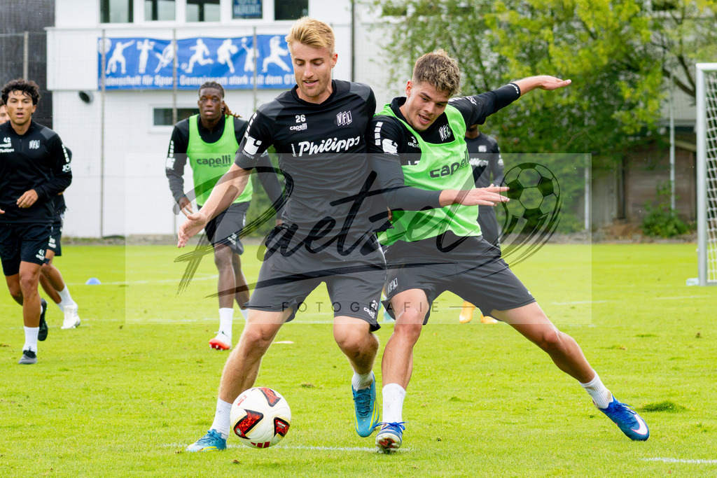 20260909_TRAOSN_0622 | Fußball, Herren: Fridolin Wagner (VfL Osnabrück) und Jonathan Wensing (VfL Osnabrück) im Zweikampf beim Training des VfL Osnabrück am 09.09.2026 im Sportpark Illoshöhe in Osnabrück, Deutschland.(Foto von Nico Paetzel) - Realisiert mit Pictrs.com