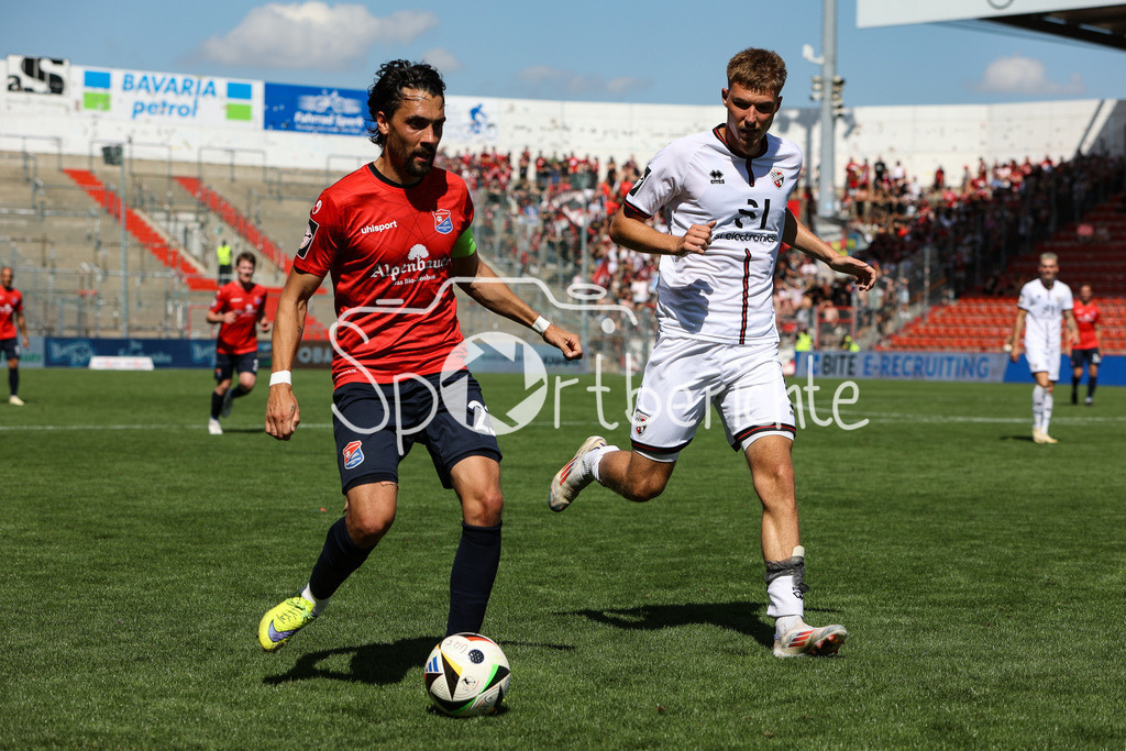 SpVgg Unterhaching - FC Ingolstadt | im Duell Markus SCHWABL (UHG #23) und Benjamin KANURIC (FCI #8) / Zweikampf