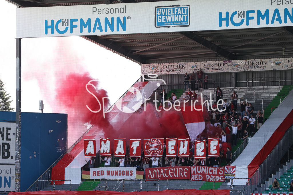 SpVgg Greuther Fürth II - FC Bayern Amateure | Die Fans der Bayern Amateure unterstuetzen ihr Team in Fuerth / Zuschauer / Ultras / Choreo / Choreographie/ Pyrotechnik / Pyro
