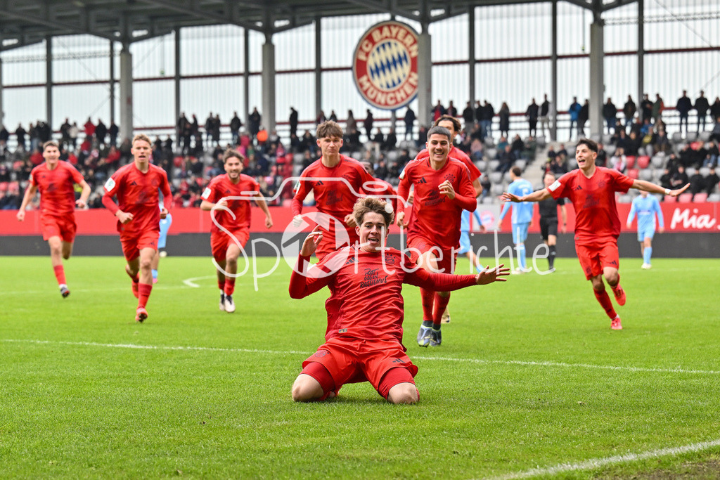 FC Bayern München U19 - TSV 1860 München U19 | Grenzenloser Jubel nach dem Treffer zum 2-1 fuer den FC BAyern durch Maximilian SCHUHBAUER (FC Bayern U19 #14) / Tor / Torschuetze / Freude / Happy / U19 DFB Nachwuchsliga: FC Bayern Muenchen U19 - TSV 1860 Muenchen U19, FC Bayern Campus am 02.11.2024