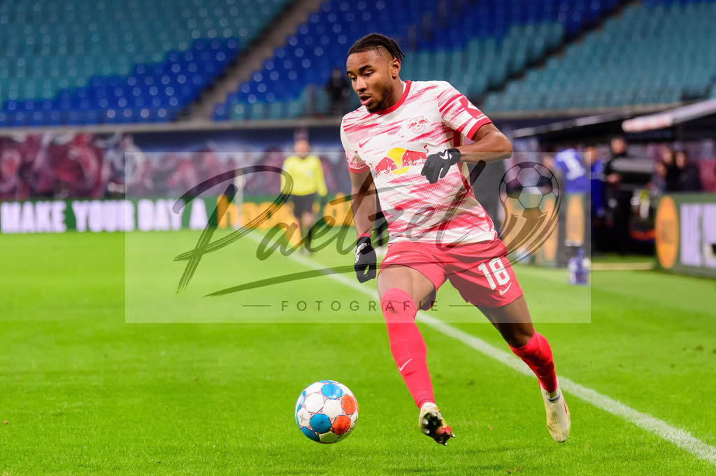 RBLLEV20211128_094 | Fussball, Herren: Christopher Nkunku (RB Leipzig) in Aktion, am Ball, Einzelaktion bei dem Spiel der 1. Bundesliga zwischen RB Leipzig und Bayer 04 Leverkusen in der Red Bull Arena am 28.11.2021 in Leipzig, Deutschland.DFB / DFL REGULATIONS PROHIBIT ANY USE OF PHOTOGRAPHS AS IMAGE SEQUENCES AND/OR QUASI-VIDEO. - Realisiert mit Pictrs.com