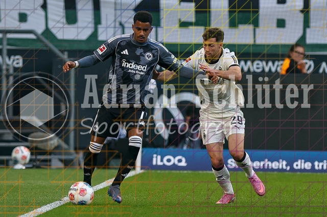 Borussia Mönchengladbach vs Eintracht Frankfurt - Bundesliga  | Mönchengladbach, Deutschland, 27.09.25:   Ansgar Knauff (Eintracht Frankfurt) und Joseph Michael Scally (Borussia Mönchengladbach) im Kampf um den Ball waehrend des Spiels der Bundesliga zwischen Borussia Mönchengladbach vs Eintracht Frankfurt im Stadion im Borussia Park(Foto von Brauer-Fotoagentur / Adrian Schlueter)