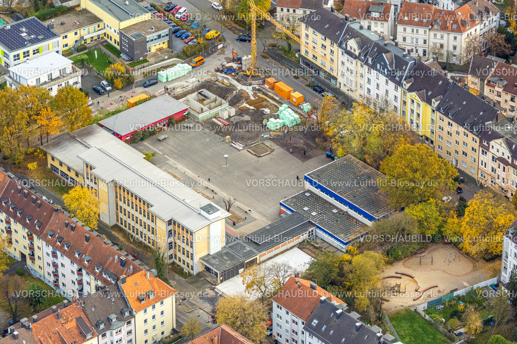 Hagen251101451-2 | Luftbild, Baustelle mit Baukran an der Henry-van-de-Velde-Schule, herbstliche Bäume, Mittelstadt, Hagen, Ruhrgebiet, Nordrhein-Westfalen, Deutschland