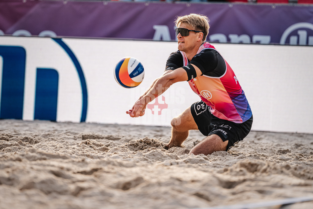 Beachvolleyball | Männer | German Beach Tour 2024 | Tourstop Bremen | 06.06.2024 | Simon Kulzer nimmt den Ball an