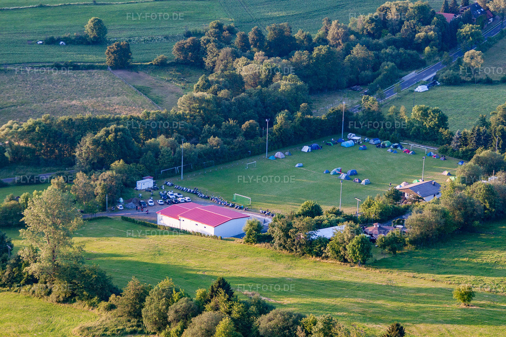 Luftbild: Fussballplatz mit Zeltlager im Ortsteil Burkhards in Schotten im Bundesland Hessen in Deutschland.Foto: IMG_68660.jpg vom 21.06.2014 durch Werner Riehm/FLY-FOTO.deAuflösung des Originals: 4752 x 3168 px