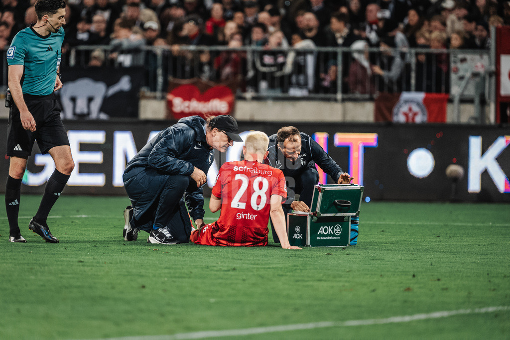 Fußball | Männer | Saison 2025/2026  | Fußball-Bundesliga | 27. Spieltag | FC St. Pauli vs. SC Freiburg | 22.04.2026 | Matthias Ginter (#28, SC Freiburg) muss behandelt werden und wird ausgewechselt