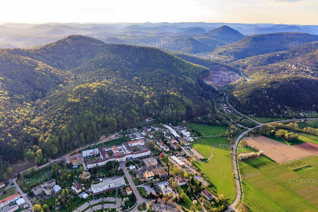 Luftbild: Psyschatrische Landesklinik Landeck im Frühjahr aus Südosten in Klingenmünster im Bundesland Rheinland-Pfalz in Deutschland. Foto: IMG_106562.jpg vom 17.04.2018 durch Werner Riehm/FLY-FOTO.de