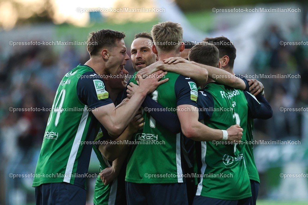 xKWIx24042601044 | 2026.04.24, xkwix, Fußball, Regionalliga West, FC Gütersloh -  Sportfreunde Lotte, Heidewaldstadion, 31.Spieltag, Saison 2025 / 2026: Torschütze Luis Frieling (FC Gütersloh #21) jubelt beim Tor zum 3:0 mit dem Team DFB regulations prohibit any use of photographs as image sequences and or quasi-video. Photo: xKamilxWilkowskixPressefotoKochx