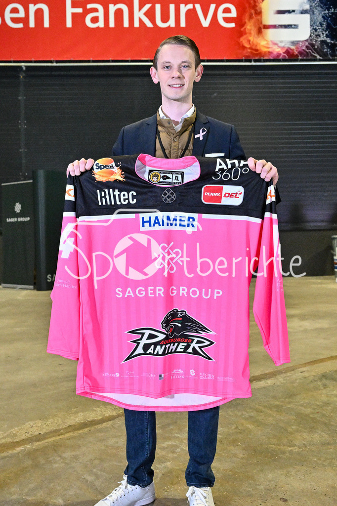 Augsburger Panther - Straubing Tigers | Die Sager Group praesentiert das Sondertrikot zum Heimspiel gegen Straubing / Brustkrebs / Charity Event / Sager im Bild GIDEONSAGER / DEL: Augsburger Panther - Straubing Tigers, Curt Frenzel Stadiom am 20.10.2024