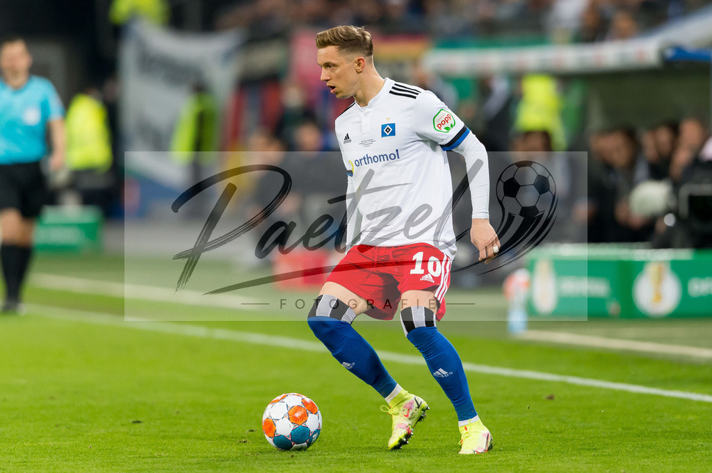 HSVSCF20220419_345 | Fussball, Herren: Sonny Kittel (Hamburger SV) in Aktion, am Ball, Einzelaktion beim DFB-Pokal-Halbfinalspiel zwischen Hamburger SV und SC Freiburg im Volksparkstadion am 19.04.2022 in Hamburg, Deutschland.DFB / DFL REGULATIONS PROHIBIT ANY USE OF PHOTOGRAPHS AS IMAGE SEQUENCES AND/OR QUASI-VIDEO. - Realisiert mit Pictrs.com