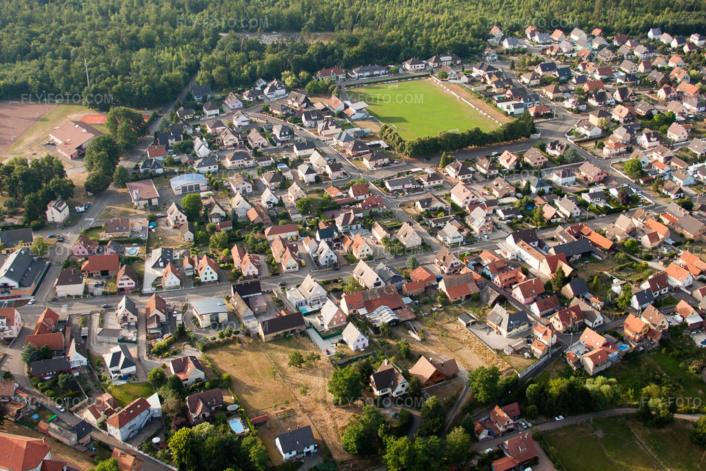 Aerial view: View of the town in Schirrhoffen in the state Bas-Rhin, France. – Photo: IMG_30467.jpg taken on 07/09/2010 by Werner Riehm/FLY-FOTO.com – Resolution of the original: 4752 x 3168 px