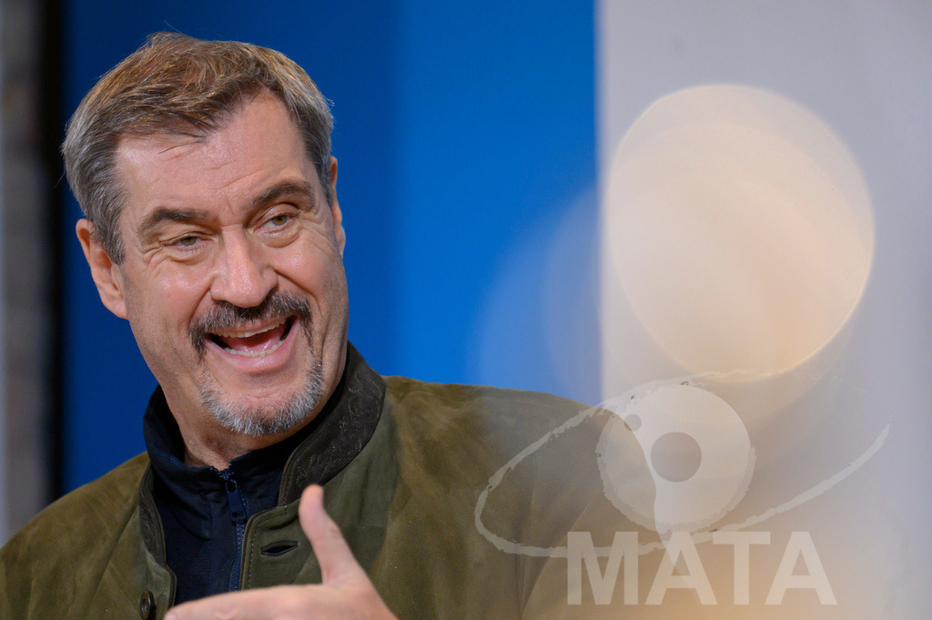 _DWI7647 | Bayerns Ministerpräsident Markus Söder (CSU) bei einer Pressekonferenz im Lokschuppen. Rosenheim, 02.12.2025 Bayern Deutschland - Realisiert mit Pictrs.com