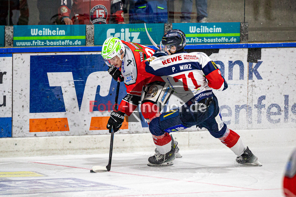 TSV Peißenberg MINERS gegen VfE Ulm/Neu Ulm DEVILS | Eishockey Bayernliga Herren Vorrunde 2024/25, TSV Peißenberg MINERS gegen VfE Ulm/Neu Ulm DEVILS, 20250105,Zweikampf zwischen Florian SEELMANN (MINERS 21) und Philipp WIRZ (DEVILS 71),2025-01-05 in Peißenberg (Eisstadion Peißenberg)Florian SEELMANN (MINERS 21), Philipp WIRZ (DEVILS 71)Copyright: WolfgangxLindner foto-lindner.de